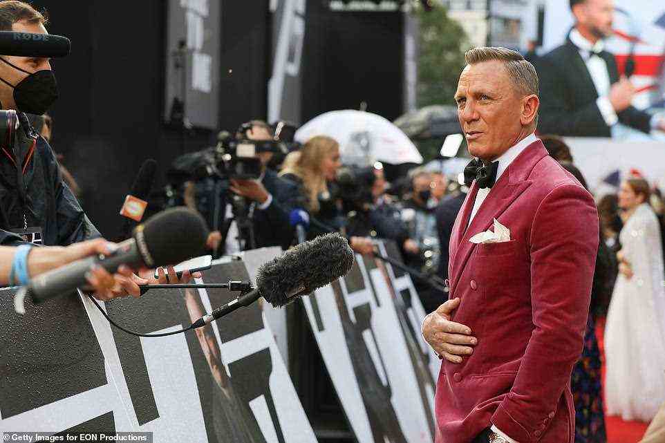 Daniel Craig works along the media line for his final world premiere as Bond