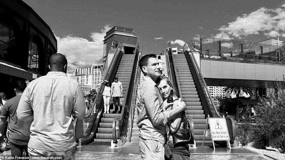 Einen Moment Zeit nehmen: Frausun fotografierte ein Paar, das sich zwischen zwei Rolltreppen in der Nähe der Fußgängerbrücke am Strip umarmte