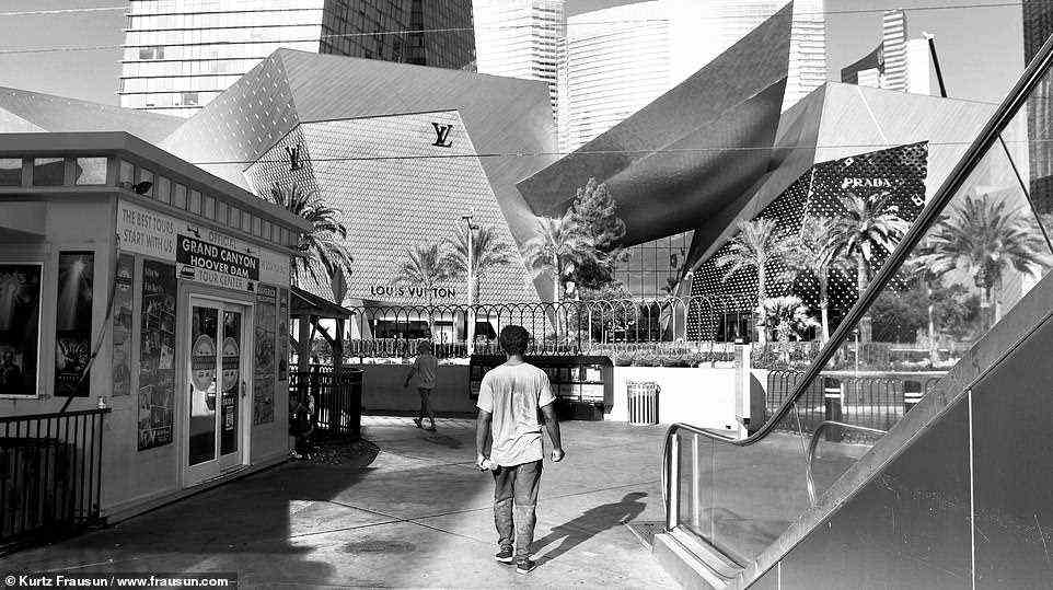 Gegenüberstellung: Die teuren Designerläden am Strip wurden durch die Menschen ausgeglichen, die auf dem Las Vegas Strip litten und um Schrott bettelten