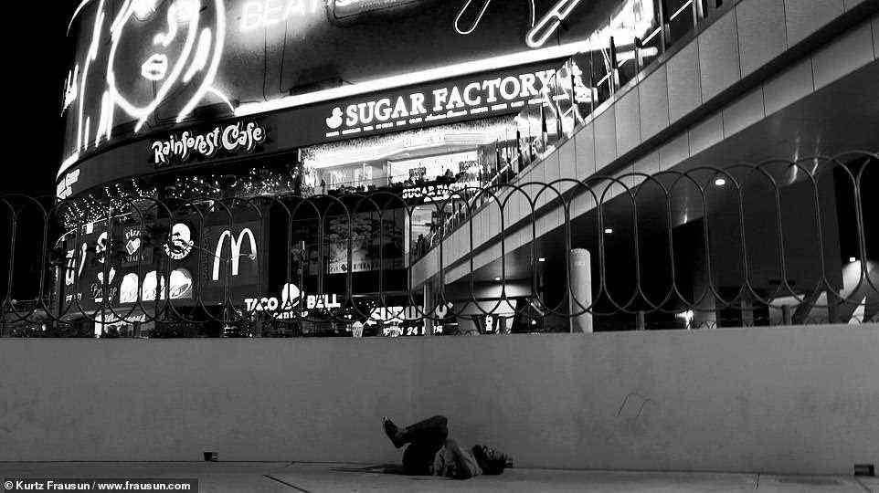 Versteckt: Eines von Frausuns Fotos aus der Serie zeigt jemanden, der unter den hellen Lichtern der Restaurants voller Gäste auf dem Boden liegt