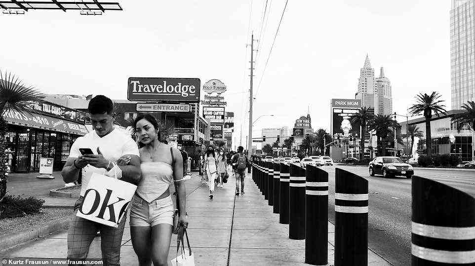 Konsum: Frausuns Fotos unterstreichen den grassierenden Konsum in Vegas, wo viele Touristen Einkaufstüten mit sich herumschleppten
