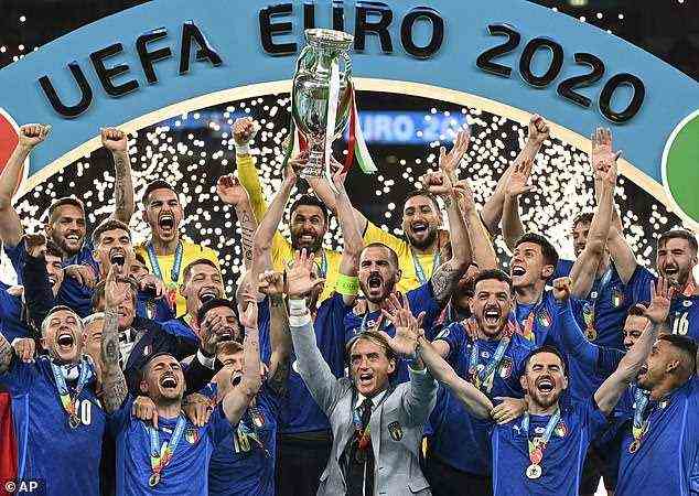Jorginho (vordere Reihe, rechts) hob die Euro 2020 auf und fügte mit Chelsea eine Champions League hinzu
