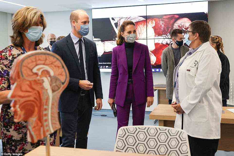 Der Herzog und die Herzogin von Cambridge sprechen mit Medizinstudenten während einer Tour durch den Magee Campus der Universität Ulster