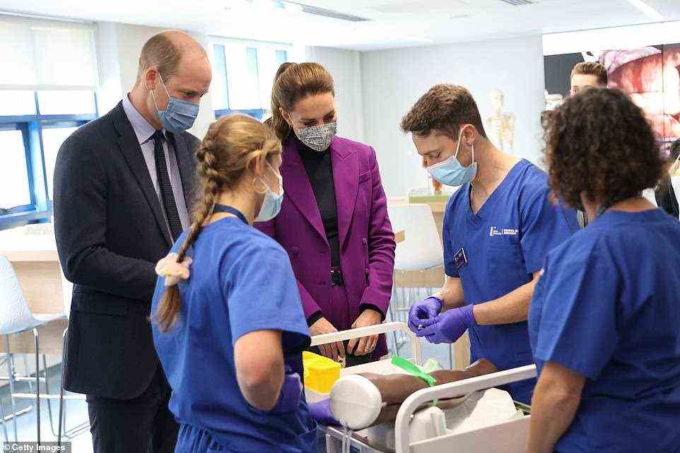 Medizinstudenten plaudern beim heutigen Ausflug mit dem Herzog und der Herzogin von Cambridge und erklären ihr Universitätsstudium
