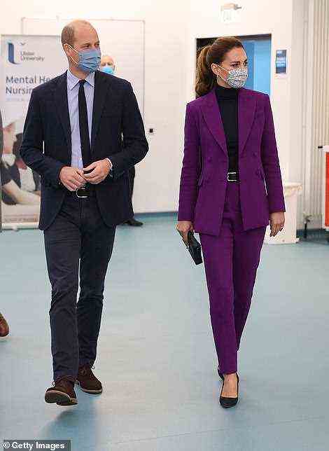Im Krankenhaus angekommen, setzten Prinz William und Kate Stoffmasken auf und machten sich auf den Weg, um Medizinstudenten zu treffen
