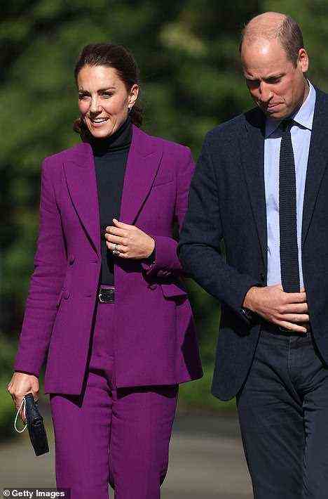 Kate Middleton, 39, entschied sich zu diesem Anlass für einen lila Hosenanzug, den sie mit einem dunkelblauen Rollkragenpullover und passenden Absätzen kombinierte.