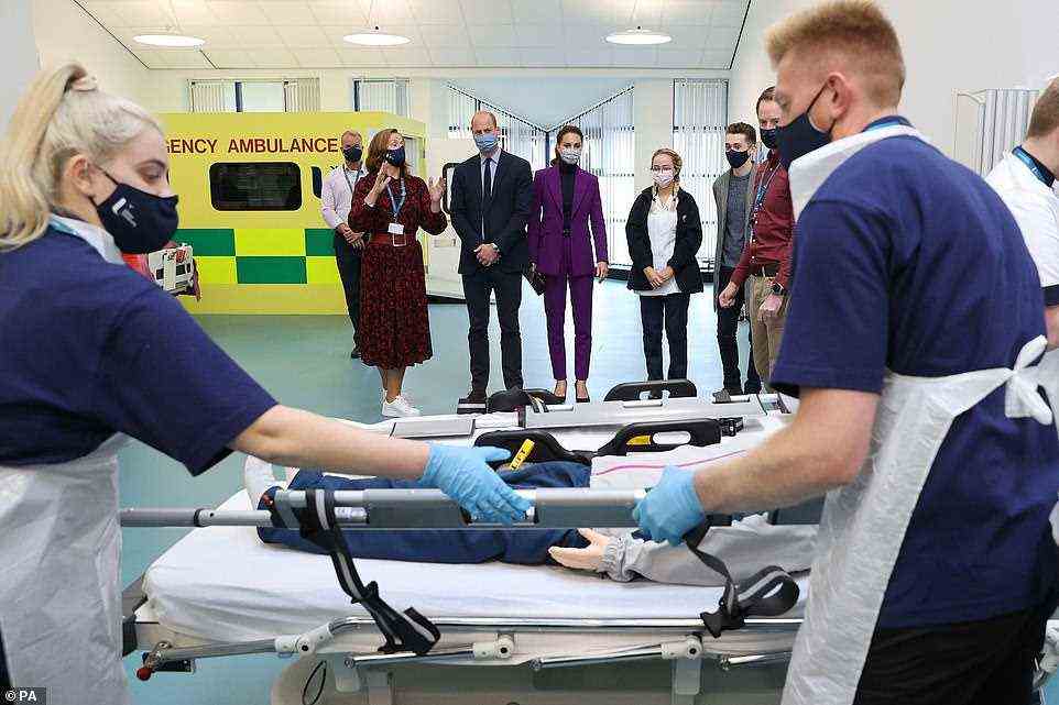 Prinz William und Kate (oben) sahen auch einen speziell entwickelten simulierten Krankenwagen – den einzigen seiner Art in der Region –, der auf dem Campus gebaut wurde, um die allererste Jahrgangsstufe im brandneuen BSc Hons Paramedic Science-Programm in Nordirland auszubilden
