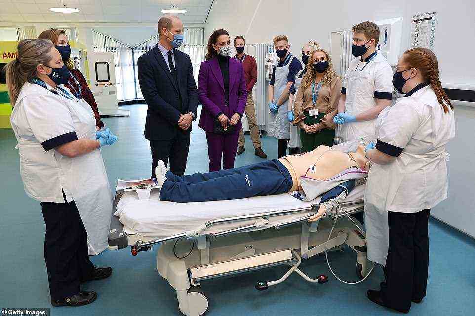 Zu Beginn des Tages besuchten der Herzog und die Herzogin den Magee Campus der Ulster University, um sich mit Krankenpflegeschülern zu treffen, mit denen sie zuvor per Videoanruf gesprochen hatten