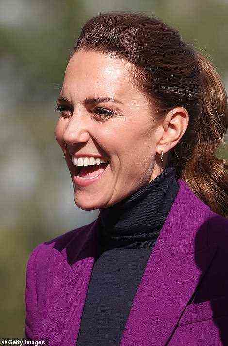 Kate Middleton, 39, entschied sich zu diesem Anlass für einen lila Hosenanzug, den sie mit einem dunkelblauen Rollkragenpullover und passenden Absätzen kombinierte.