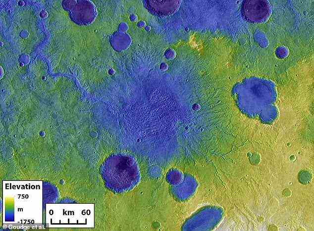 Die Überreste eines ehemaligen Kratersees auf dem Mars, umgeben von anderen kleineren Kratern.  Die große Auslassschlucht (die spindeldürre blaue Delle oben links), die sich während eines Kraterdurchbruchs gebildet hat