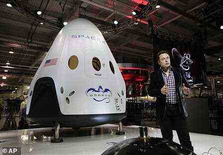 Elon Musk mit seiner Dragon Crew-Kapsel