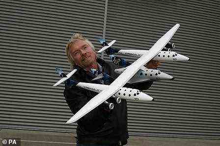 Richard Branson mit dem Virgin Galactic Craft