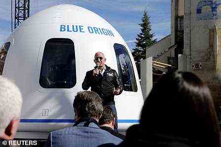 Jeff Bezos vor der Raumkapsel von Blue Origin