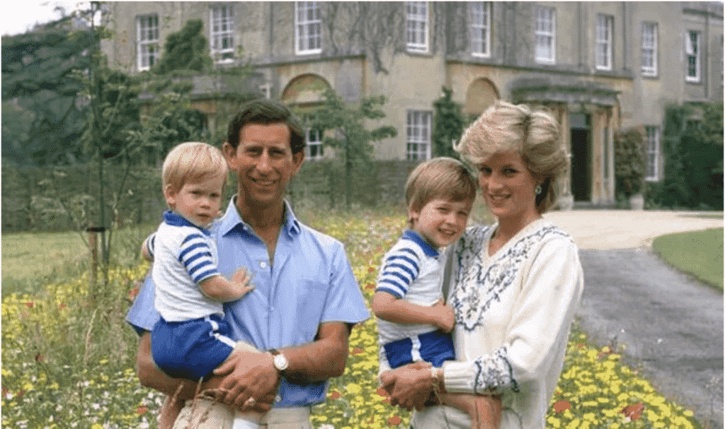 Prinzessin Diana neben Prinz Charles und ihren beiden seitdem Prinz William und Prinz Harry im Highgrove House. 