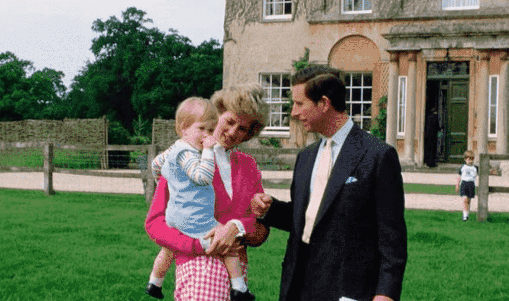 Prinzessin Diana und Prinz Charles mit Sohn Prinz Harry und Prinz William sind im Hintergrund zu sehen. 