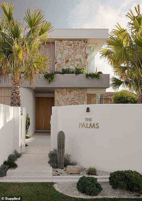 Das Haus (im Bild) trägt die charakteristischen Merkmale des Palm Springs-Stils, darunter weiß getünchte Brisenblöcke, die die Räume in trockenem Wüstenklima kühl halten sollen