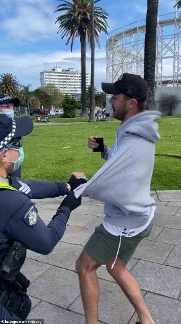 Die Empörung wurde ausgelöst, nachdem Kennedy ein Video von der Polizei in Melbourne abgespielt hatte, die einen Mann zu Boden warf und ihm Handschellen anlegte, weil er ohne Maske geraucht hatte (Bild).
