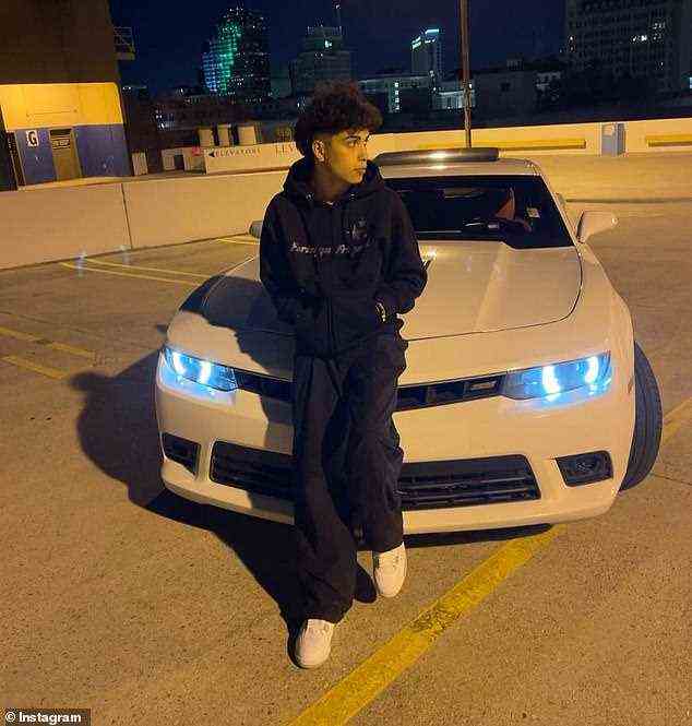 In seinem letzten Instagram-Post lehnte Salazar sich an die Kapuze eines weißen Chevrolet Camaro, der einen schwarzen Hoodie, eine schwarze Jogginghose und weiße Turnschuhe trug, und beschriftete das Foto, das er mit seinen mehr als 757.000 Anhängern teilte: 