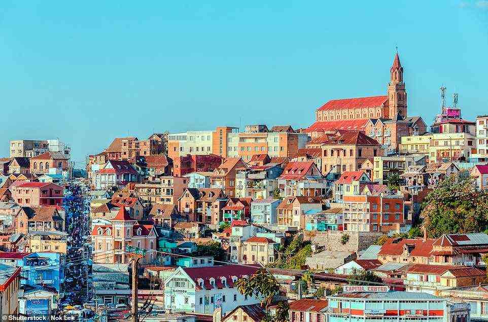 Antananarivo, das oben abgebildet ist, beherbergt zwei Millionen Menschen und hat nur 22 Botschaften und mehr als 5.000 Kirchen