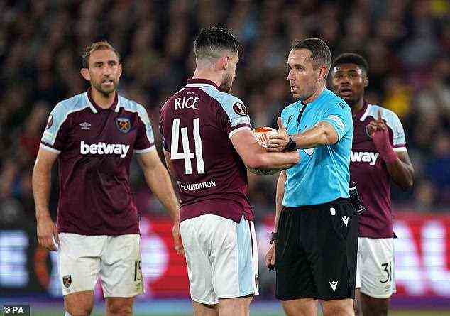 Declan Rice von West Ham streitet mit dem Schiedsrichter in einer Nacht voller Spannungen auf und neben dem Platz