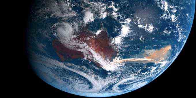 Satellitenbild von Australien und dem Südpolarmeer mit sichtbarem Rauch
