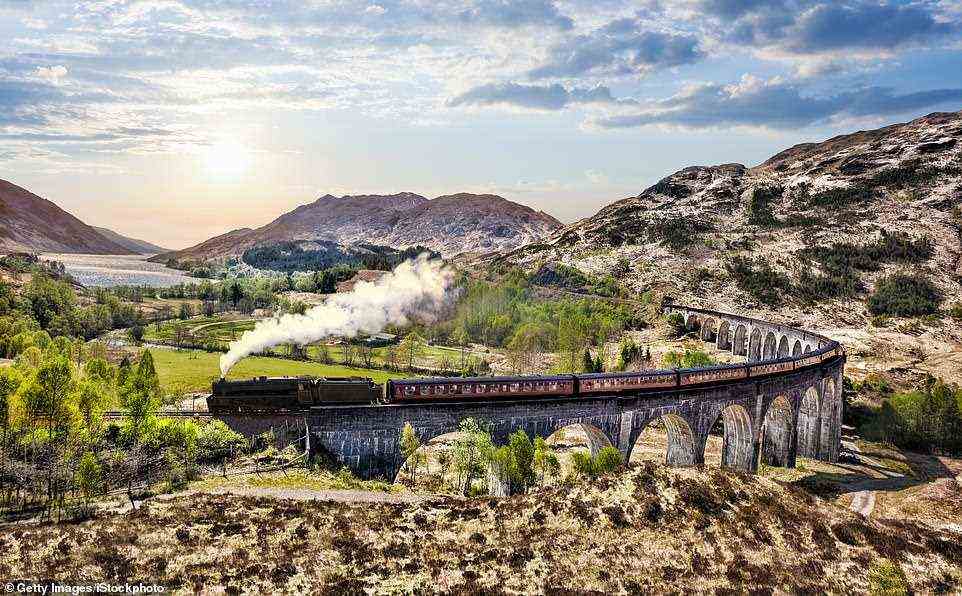Majestätisch: Der Jacobite-Zug überquert das spektakulär geschwungene Glenfinnan-Viadukt in Schottland, das in den Harry-Potter-Filmen zu sehen ist