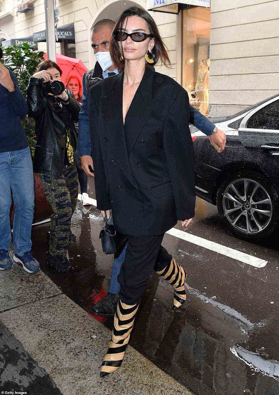 Leuchtend: Emily Ratajkowski machte eine schicke Figur in komplett schwarzer Kleidung, als sie am Sonntag vor der Fendi-Modenschau in Mailand im Versace-Hauptquartier ankam