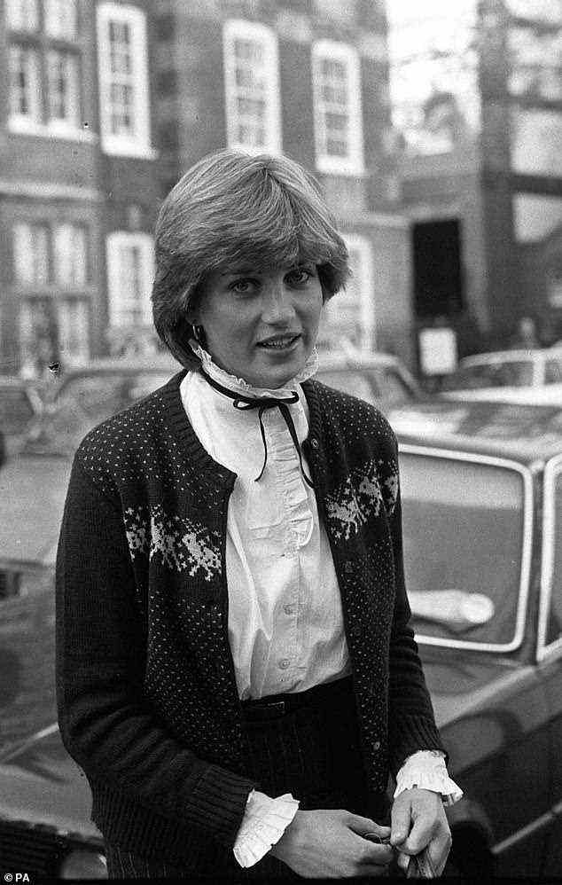 Prinzessin Diana wurde heute mit einer blauen Plakette des englischen Erbes an der Earl's Court-Wohnung geehrt, in der sie vor ihrer Hochzeit mit dem Prinzen von Wales im Jahr 1981 lebte. Die verstorbene Royal ist abgebildet, als sie 1980 ihre Londoner Wohnung verließ