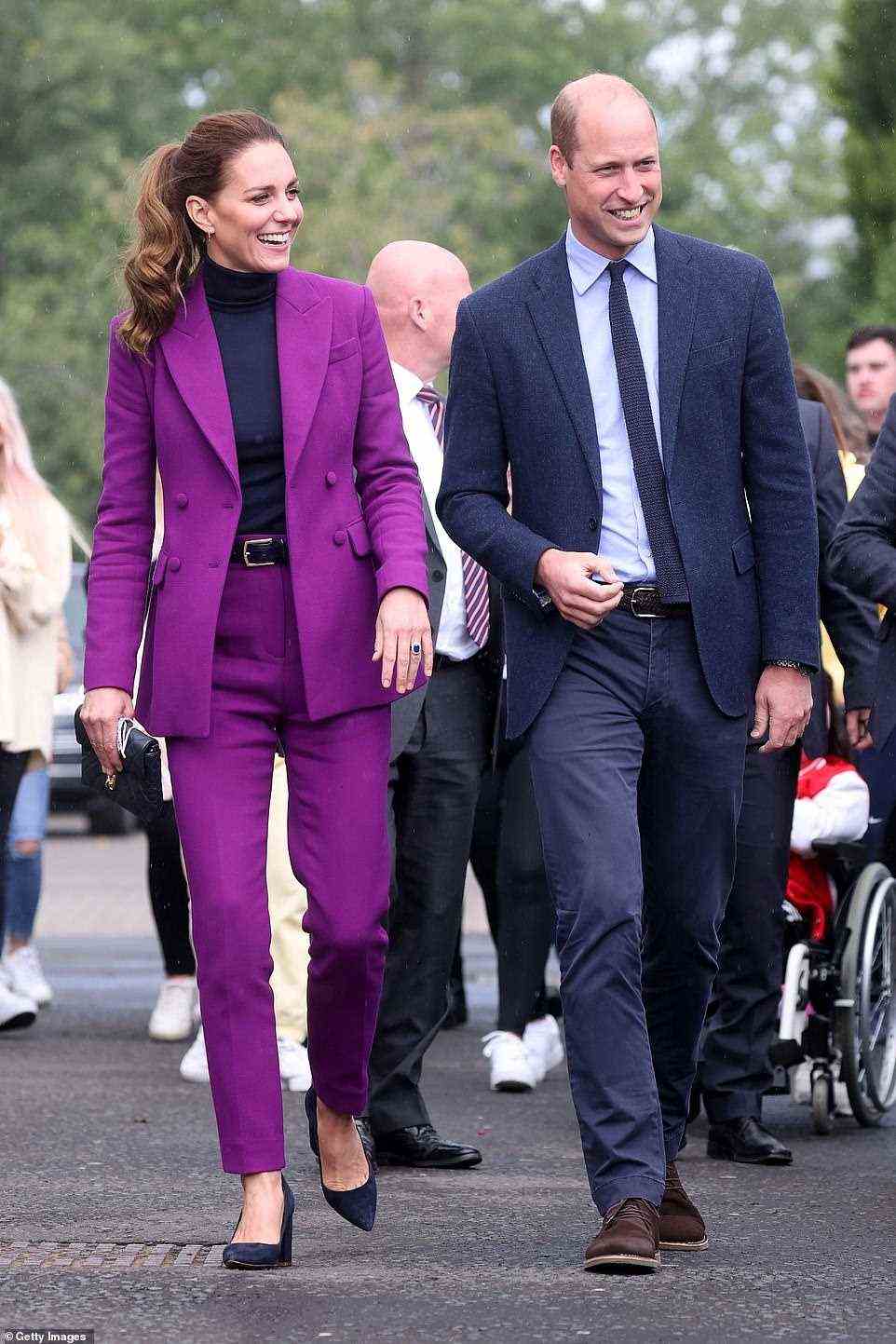 Die Herzogin von Cambridge machte eine elegante Figur, als sie heute mit Prinz William Nordirland in einem magentafarbenen Hosenanzug besuchte