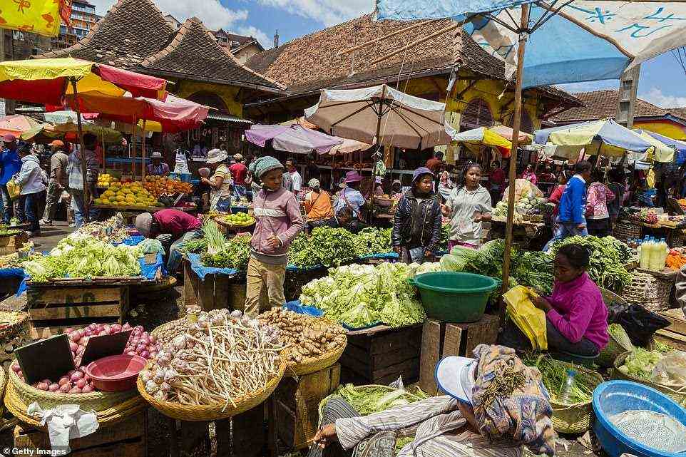 Ein geschäftiger Markt in Antananarivo, der Hauptstadt von Madagaskar.  Die Einheimischen bezeichnen die Stadt als 