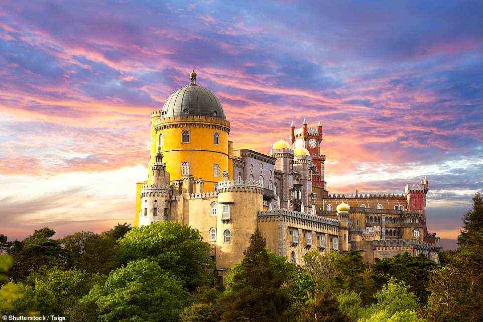 Wenn Sie in Lissabon sind, sollten Sie die Stadt Sintra, die für ihre Burgen auf den Hügeln und märchenhaften Paläste berühmt ist, nicht verpassen