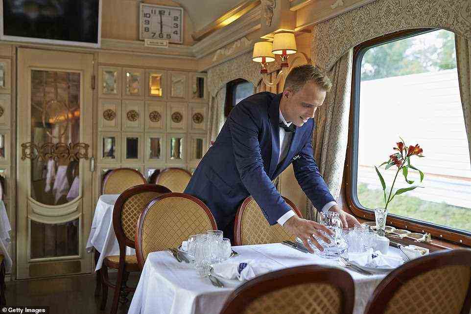 Bereiten Sie sich auf ein luxuriöses Abendessen im Transsibirischen Express vor.  Wenn Sie mit der Eisenbahn reisen, bekommen Sie einen Eindruck von der enormen Größe Russlands