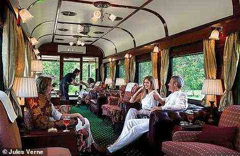 Die Passagiere fahren in komfortablen Oldtimer-Wagen aus den 1950er Jahren im Luxuszug „Rovos Rail — Pride of Africa“
