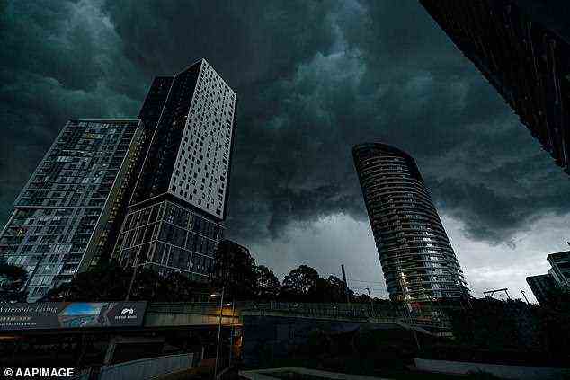Sydney wurde am Freitagabend vom Sturm zerstört, und für mehrere Teile von New South Wales gelten weiterhin Unwetterwarnungen, nachdem schwere Gewitter mehrere Regionen heimgesucht haben