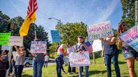 Ungefähr 30 Beschäftigte im Gesundheitswesen protestieren am 27. September vor dem St. Catherine of Siena Hospital in Smithtown, New York, gegen staatlich vorgeschriebene Covid-19-Impfungen.