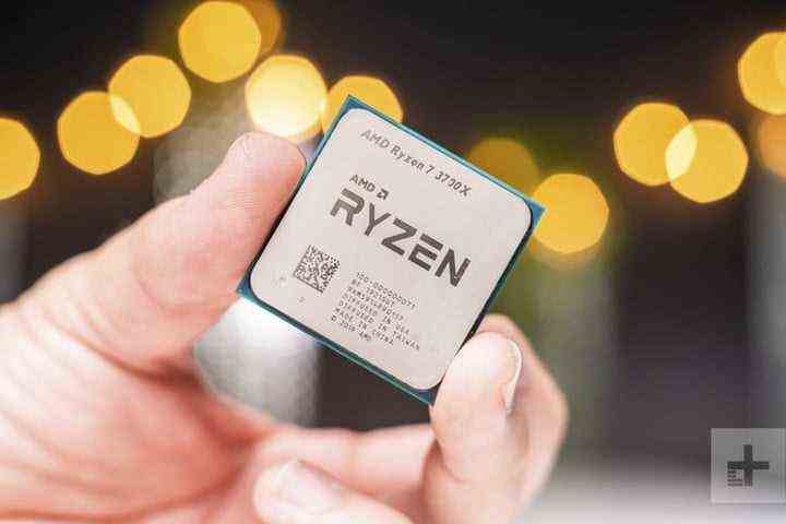 Ein AMD Ryzen 7 3700X zwischen den Fingerspitzen einer Person. 
