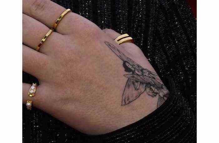 Billie Eilish debütiert subtil ein neues Tattoo bei der Premiere von „No Time to Die“ – und die Fans verlieren es