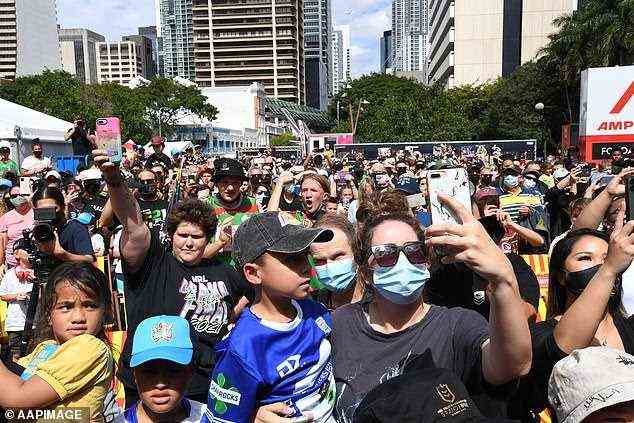 Die Premierministerin bestritt erneut, dass sie sich wegen des NRL-Grand-Finale in Brisbane am Sonntag und des Rugby-Championship-Doppelkopfballs an der Gold Coast am Samstagabend einer Sperre widersetzt habe (im Bild NRL-Fans überfüllt während des NRL Grand Final-Fantags am Freitag).