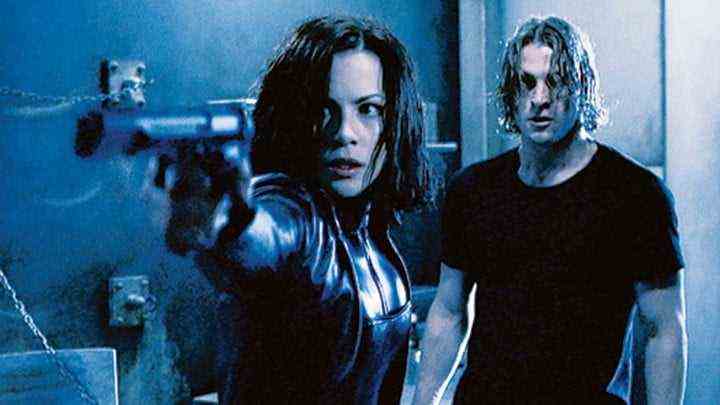 Kate Beckinsale (Selene) raising a firearm in Underworld.