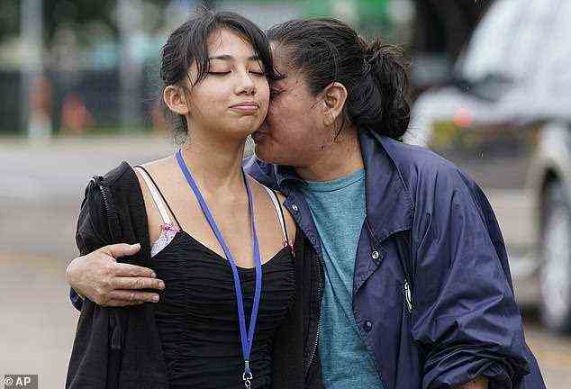Zoey Torres, 17, eine Juniorin, wird von ihrer Mutter Janette Torres umarmt, als sie von der YES Prep Academy Southwest gehen