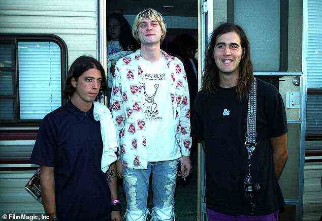 Verlust: An anderer Stelle in seinen Memoiren sprach Dave über seine Trauer über den Tod seines Nirvana-Bandkollegen (im Bild), Kurt Cobain, der 1994 durch Selbstmord starb