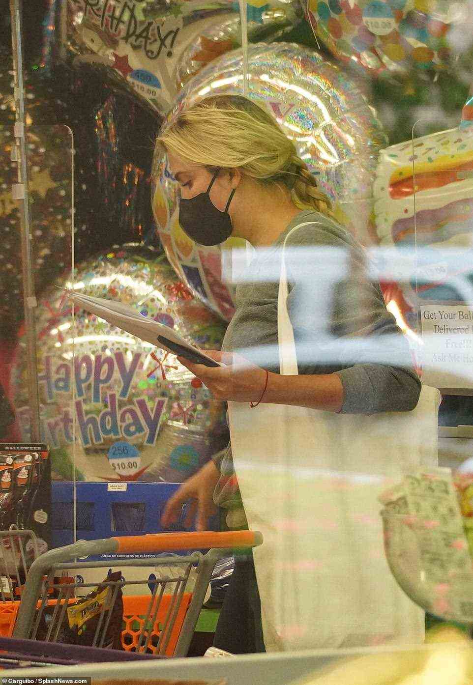 Ivanka was pictured pulling the cart up to checkout to pay for their purchases