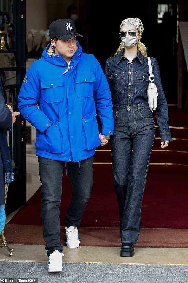 Ganz in Blau: Der Sohn von Victoria und David Beckham, 22, warm eingepackt in eine königsblaue Daunenjacke, während seine Verlobte, 26, in einem tiefblauen Jeans-Overall eine schicke Figur macht