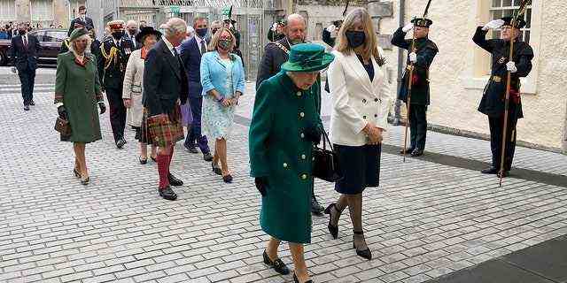 Die britische Königin Elizabeth II., Mitte, kommt im schottischen Parlament in Edinburgh an, gefolgt von Prinz Charles und Camilla, Herzogin von Cornwall, links, wo sie anlässlich des offiziellen Beginns der sechsten Sitzung des Parlaments eine Rede im Debattensaal halten wird. in Edingurgh, Schottland.