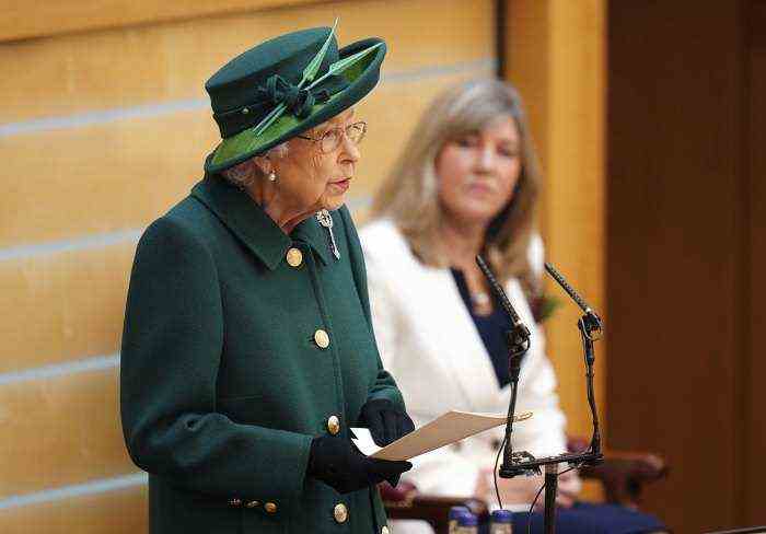 Königin Elizabeth erinnert sich liebevoll an süße Erinnerungen mit dem verstorbenen Prinz Philip während der Eröffnung des schottischen Parlaments