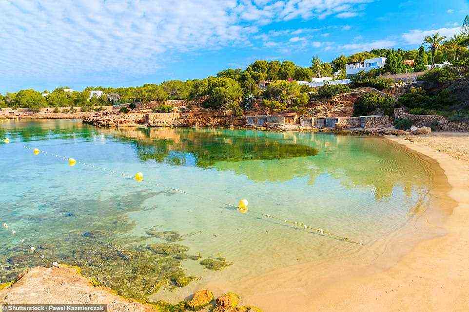 Im neuen Oku Ibiza mit 184 Zimmern dreht sich alles um dezenten Luxus - es ist nur ein kurzer Spaziergang zum Ufer der Cala Gracio