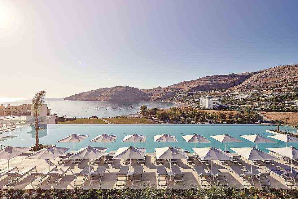 Das Lindos Grand Resort auf Rhodos bietet einen 40-Meter-Infinity-Pool und Blick auf die Bucht von Vlycha