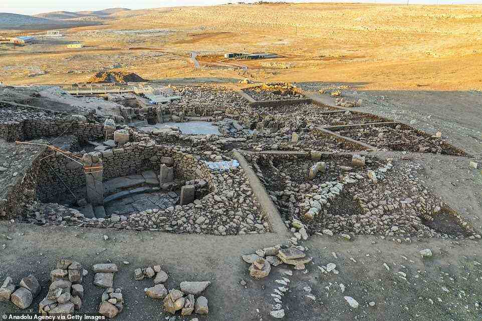 Karahantepe (im Bild) grenzt an das UNESCO-Weltkulturerbe Gobekli Tepe, das megalithische Strukturen aus dem 10. Jahrtausend v. Chr. beherbergt und als die älteste Tempelstätte der Welt gilt