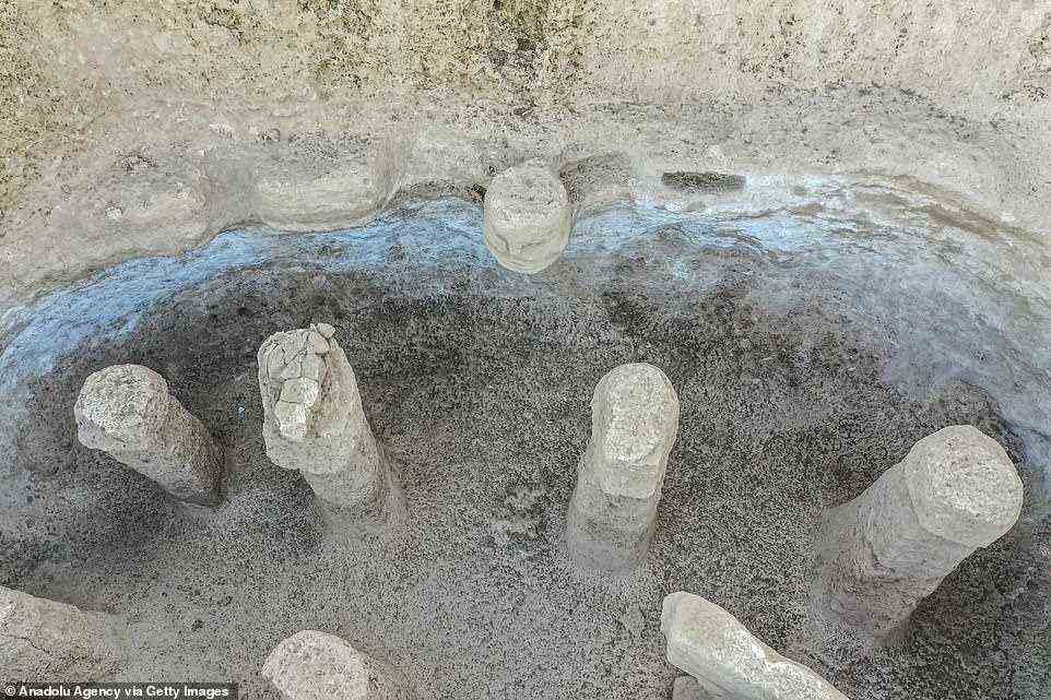 Der Leiter der Ausgrabungen in Karahantepe, Professor Necmi Karul, sagte der staatlichen Anadolu-Agentur, dass die gefundenen Artefakte denen ähnelten, die an der antiken Stätte Gobekli Tepe entdeckt wurden, die 6.000 Jahre vor Stonehenge von einem prähistorischen Volk erbaut wurde