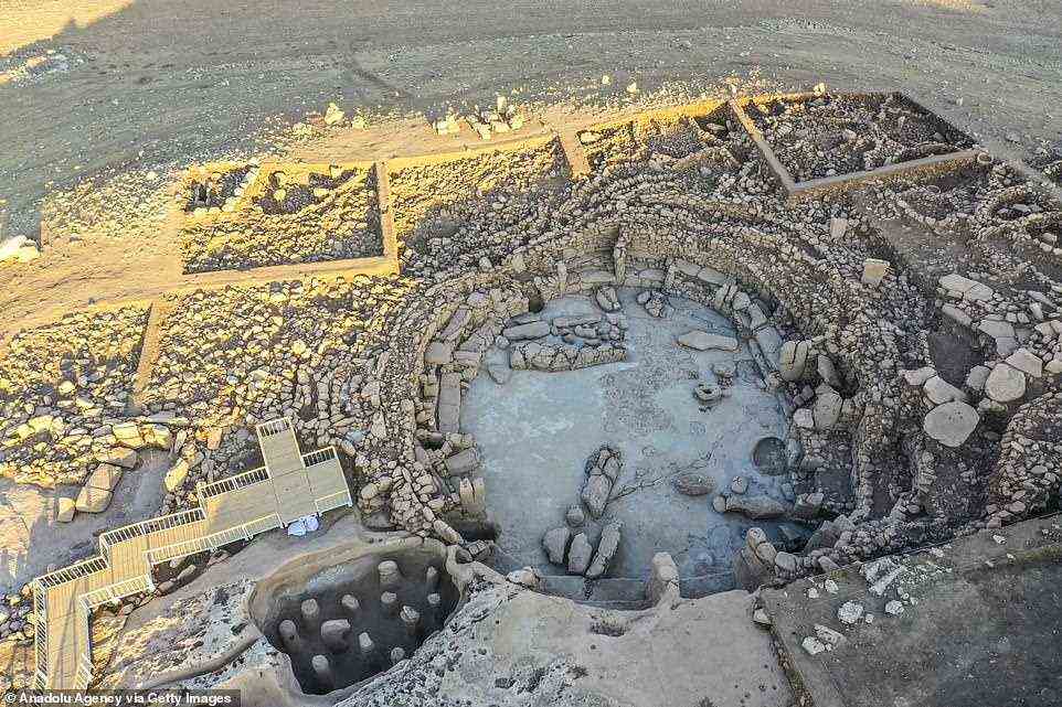 Neue Bilder einer Drohne, die über das Gelände fliegt, zeigen einige der Skulpturen, die bei den Ausgrabungen in Karahantepe . gefunden wurden